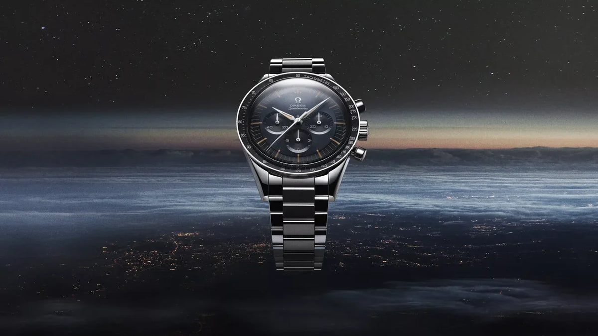 Speedmaster First OMEGA in Space z roku 2024 na oficiálnej fotografii OMEGA k uvedeniu reedície.