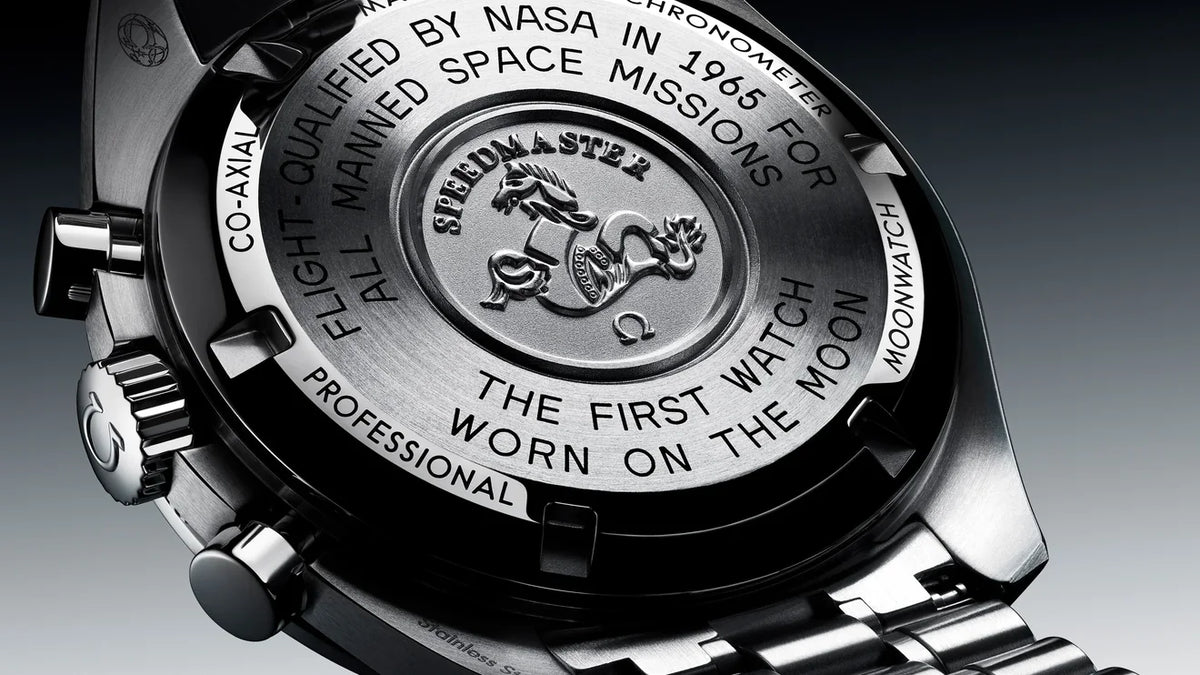 Oceľové dno Speedmaster Moonwatch Professional 310.30.42.50.01.001 s medailónom morského koníka a nápisom o kvalifikácii NASA z roku 1965. OMEGA