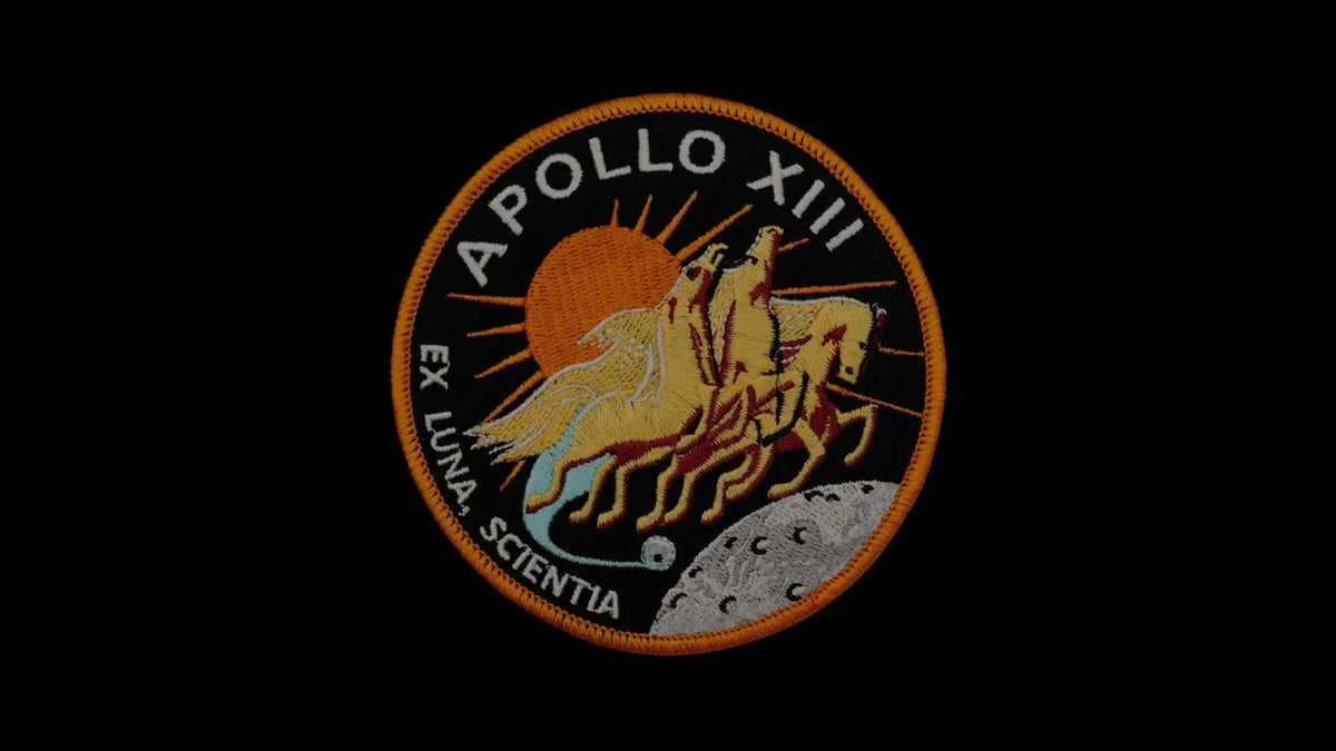 Odznak misie Apollo 13 s nápisom EX LUNA, SCIENTIA. OMEGA