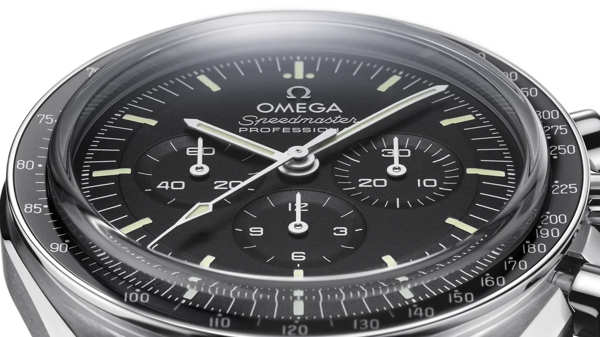Ciferník Speedmaster Moonwatch Professional 310.30.42.50.01.002 pod klenutým zafírovým sklíčkom. OMEGA